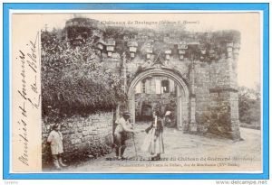 Guémené-sur-Scorff. Entrée du Château des Rohan. Cliché CPA